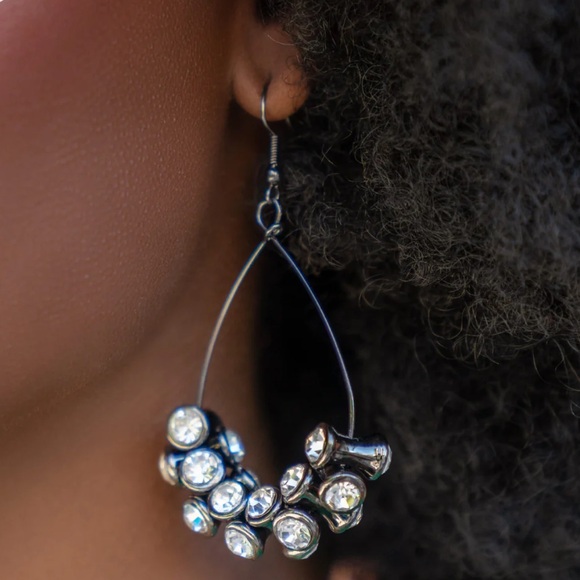 Paparazzi Jewelry - ⚫️🔲⚫️ “COURAGEOUS CHANDELIER” BLACK EARRINGS ~ PAPARAZZI❗️⚫️🔲⚫️